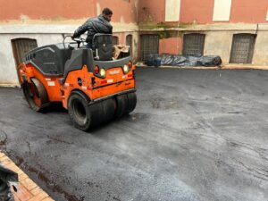 Máquina retroescavadeira realizando terraplanagem em terreno plano